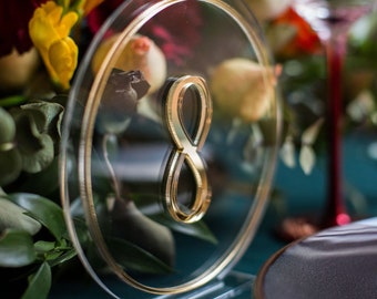 Décoration de mariage, chiffres de table en acrylique doré, affichage élégant et moderne du tableau des places assises, parfait pour une décoration de réception de mariage chic