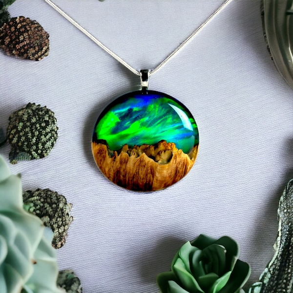 Collier d'opale fait main : un superbe pendentif aurore boréale pour son anniversaire de mariage - bijoux en résine de bois inspirés des aurores boréales