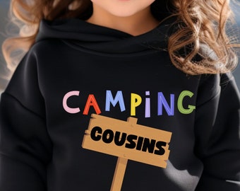 Camping Cousins sudadera con capucha, camisa de equipo de fogata para niños, regalo de amante de la vida del campamento, linda sudadera al aire libre, ropa negra del desierto