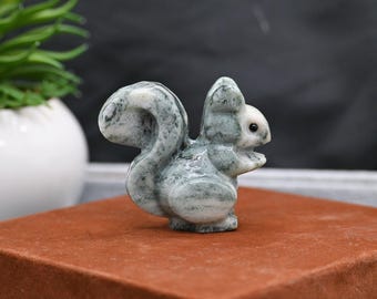 2インチ天然水晶リス彫刻、リス手彫りクォーツクリスタルスカルレイキ