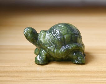 Tortuga tallada en jade verde natural de 8,2 cm, curación Reiki, calavera de cristal, tortuga de cuarzo, decoración de cristal, escultura tallada, estatua de animal