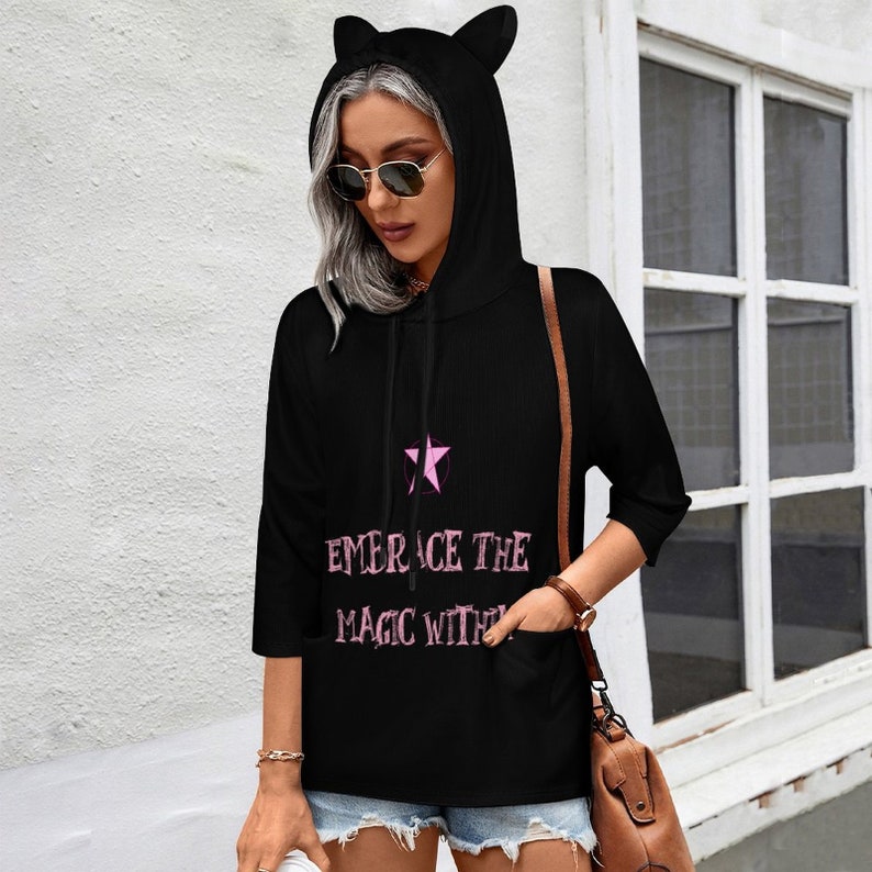 Embrace the Magic Within Sudadera con capucha y orejas decorativas imagen 2