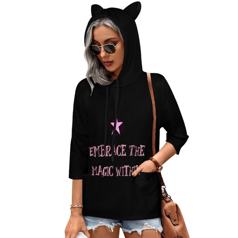 Embrace the Magic Within Sudadera con capucha y orejas decorativas imagen 1