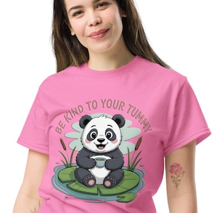 Camiseta de panda "Cuida tu barriga", linda camiseta de autocuidado, camiseta para concienciar sobre la salud intestinal, regalo de afirmación positiva, top kawaii para amantes de los animales