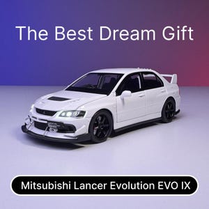 Puede incluir: Un coche modelo blanco Mitsubishi Lancer Evolution EVO IX. El coche tiene ruedas negras y un alerón delantero negro.
