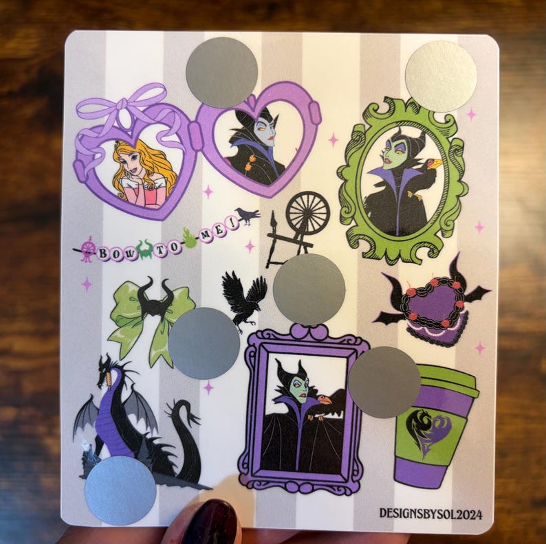 K&ouml;nnte beinhalten: Eine quadratische Karte mit gestreiftem Hintergrund mit verschiedenen Illustrationen eines Disney-B&ouml;sewichts, darunter ein Portr&auml;t, ein Drache und ein Kaffeebecher. Die Karte enth&auml;lt den Text "BOW TO ME!" und mehrere Rubbelkreise. Die Karte ist mit "DESIGNSBYSOL2024" beschriftet.