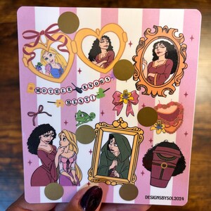 K&ouml;nnte beinhalten: Ein rosa-wei&szlig; gestreiftes Stickerbogen mit Illustrationen von Charakteren aus dem Film Rapunzel. Das Bogen enth&auml;lt Bilder von Rapunzel, Mutter Gothel und anderen Elementen aus dem Film. Der Text "MOTHER KNOWS BEST" ist ebenfalls enthalten.