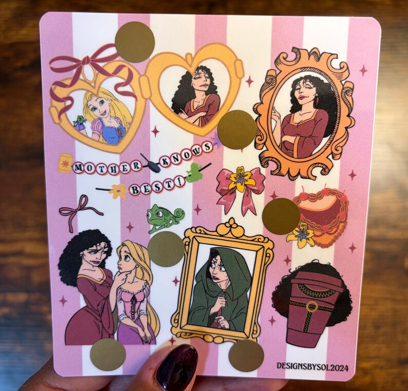 K&ouml;nnte beinhalten: Ein rosa-wei&szlig; gestreiftes Stickerbogen mit Illustrationen von Charakteren aus dem Film Rapunzel. Das Bogen enth&auml;lt Bilder von Rapunzel, Mutter Gothel und anderen Elementen aus dem Film. Der Text "MOTHER KNOWS BEST" ist ebenfalls enthalten.