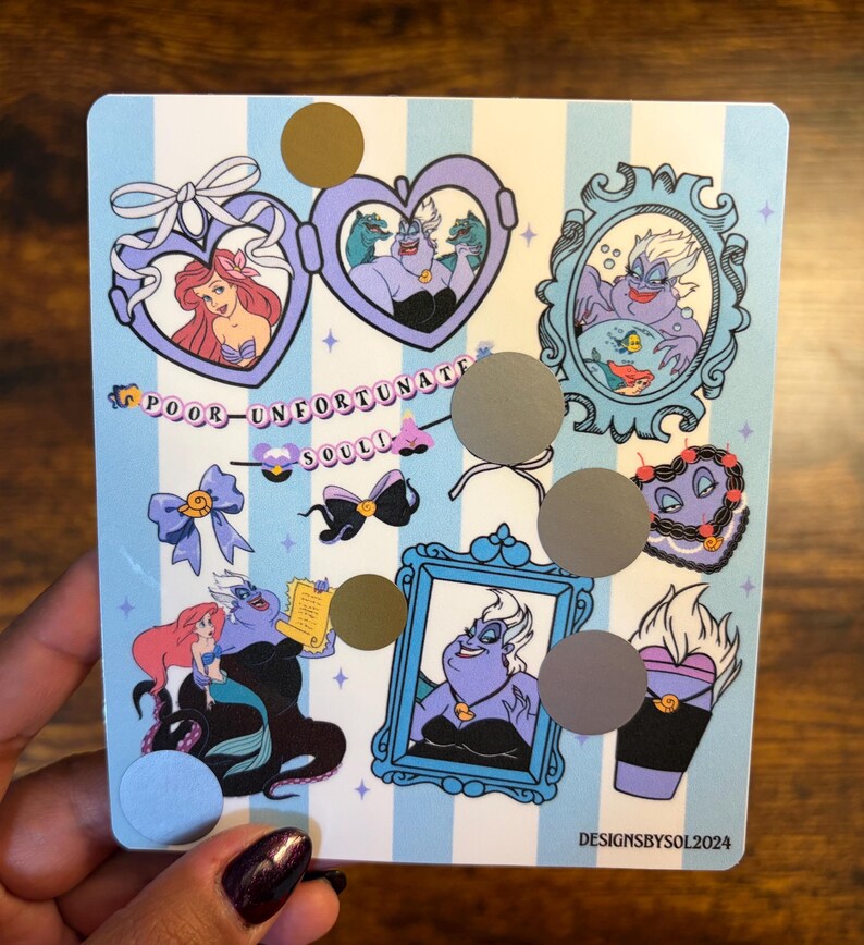 K&ouml;nnte beinhalten: Ein rechteckiges Stickerbogen mit hellblau-wei&szlig; gestreiftem Hintergrund. Das Bogen zeigt Illustrationen von Charakteren aus Arielle, die Meerjungfrau, darunter Arielle und Ursula. Der Text "POOR-UNFORTUNATE SOULS" ist ebenfalls vorhanden.
