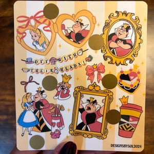 K&ouml;nnte beinhalten: Ein rechteckiges Stickerbogen mit dem Thema Alice im Wunderland. Das Design zeigt Illustrationen der Herzk&ouml;nigin, Alice und anderer ikonischer Elemente. Der Text "OFF WITH THEIR HEADS!" ist ebenfalls enthalten. Der Hintergrund hat vertikale gelbe Streifen.