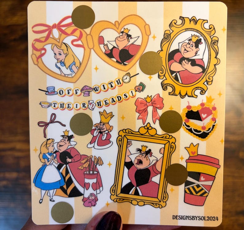 K&ouml;nnte beinhalten: Ein rechteckiges Stickerbogen mit dem Thema Alice im Wunderland. Das Design zeigt Illustrationen der Herzk&ouml;nigin, Alice und anderer ikonischer Elemente. Der Text "OFF WITH THEIR HEADS!" ist ebenfalls enthalten. Der Hintergrund hat vertikale gelbe Streifen.