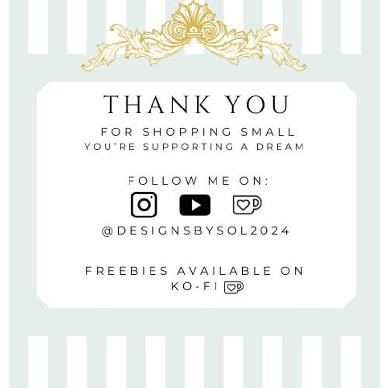 K&ouml;nnte beinhalten: Eine wei&szlig;e Karte mit einem goldenen Filigranmuster oben und einem hellblau gestreiften Hintergrund. Der Text lautet "THANK YOU" und "FOR SHOPPING SMALL YOU'RE SUPPORTING A DREAM." Social-Media-Symbole und der Handle @DESIGNSBYSOL2024 werden ebenfalls angezeigt.