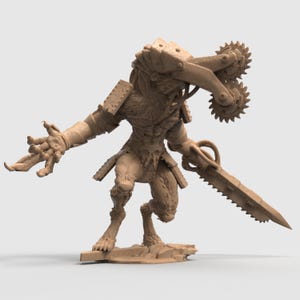 Puede incluir: Figura de color beige de una criatura con un casco mecánico y un arma de hoja de sierra grande. La criatura tiene una constitución musculosa, hombreras blindadas y una superficie texturizada detallada.