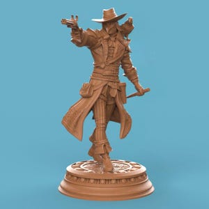 Puede incluir: Figura marrón de un personaje con sombrero y abrigo largo, sosteniendo una pistola y un cuchillo. La figura está sobre una base circular con un diseño detallado. El fondo es azul claro liso.