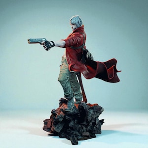 Dante Figur: Dynamische Pose mit Rotem Mantel und Pistole | Verschiedene Größen & Ausführungen
