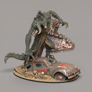 Può includere: Statuetta dettagliata di una creatura mostruosa in piedi su un'auto arrugginita, con l'iconico cartello "Welcome to Fabulous Las Vegas" sullo sfondo. La creatura è grigia e marrone con artigli affilati. Teschi sono sparsi intorno all'auto.