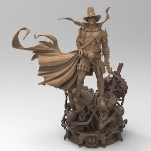Puede incluir: Una figura detallada de color marrón de un superhéroe que lleva un sombrero de vaquero y una capa larga. La figura está de pie sobre una base con cadenas y otras figuras.