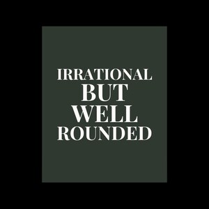 Peut inclure: Une affiche rectangulaire vert olive foncé présentant le texte blanc à empattement IRRATIONAL BUT WELL ROUNDED centré sur trois lignes. La typographie est grasse et claire, sur un fond sombre uni, créant un affichage visuel contrasté.