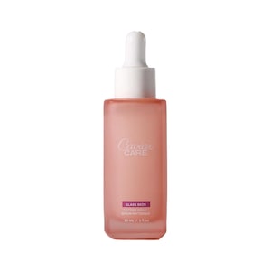 Puede incluir: Una botella de vidrio transparente con un suero rosa en su interior. La botella tiene un gotero blanco y una etiqueta blanca que dice "Caviar Care Glass Skin Peptide Serum Serum Peptidique 30 ml / 1 fl oz".