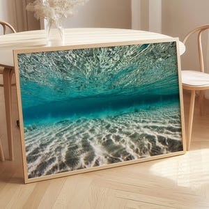 Aqua Ocean Print: Sandbotten, lugn undervattensutsikt (digital nedladdning)