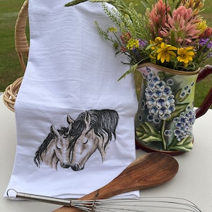 Western Pferd & Baby gestickt auf Mehlsack Geschirrtuch, Cowboy Küchentuch, Western Motiv Handtuch, Pferdeliebhaber Handtuch, rustikale Boho Küche