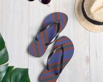 Flip-Flops in Vintage-Farben mit diagonalen Streifen und grünem Hintergrund. Camp-Schuhe, Sommersandalen für den Outdoor-Abenteuerliebhaber