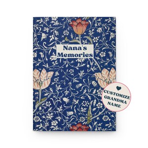 以下が含まれることがあります： 青と白の花柄のジャーナルで、白い文字で「ナナの思い出」と書かれています。右下には、ハートマークの付いたピンク色の円の中に、「おばあちゃんの名前をカスタマイズ」という文字があります。