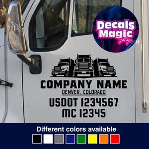 Puede incluir: Calcomanía en blanco y negro con tres camiones de plataforma con el texto "COMPANY NAME", "DENVER, COLORADO", "USDOT 1234567" y "MC 12345". La calcomanía está disponible en diferentes colores.