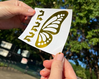 Calcomanía de vinilo con alas de mariposa y números de ángel dorados: fuente inglesa antigua