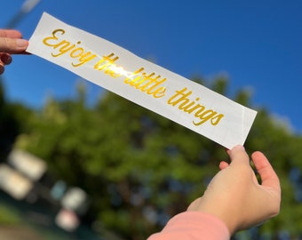 Calcomanía de vinilo dorada “Disfruta las pequeñas cosas” – Pegatina para auto, laptop, vaso o botella de agua | Regalo cristiano de fe