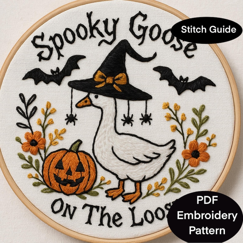 Pu&ograve; includere: Ricamo su telaio raffigurante un'oca bianca con un cappello da strega nero con un fiocco arancione. Il disegno include una zucca, pipistrelli e il testo "Spooky Goose On The Loose". Include un'etichetta "Stitch Guide" e "PDF Embroidery Pattern".