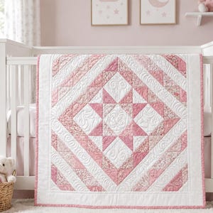 Puede incluir: Una colcha cuadrada para bebé con un patrón de estrella central en tonos rosa y blanco. El diseño incorpora tela rosa sólida, tela blanca y una tela con estampado floral. La colcha está terminada con un intrincado acolchado en espiral.