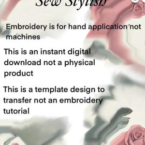 Pu&ograve; includere: Immagine di design digitale con il testo "Sew Stylish". L'immagine afferma che il ricamo &egrave; per l'applicazione manuale, non per le macchine, ed &egrave; un download digitale, non un prodotto fisico. &Egrave; un design modello, non un tutorial.
