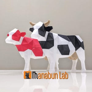 Peut inclure: Deux figurines de vache imprimées en 3D, l'une noire et blanche et l'autre rouge et blanche. La vache noire et blanche est debout derrière la vache rouge et blanche. Les deux vaches sont en plastique et ont un design géométrique.