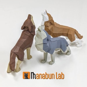 Può includere: Tre sculture di lupo in stile origami in marrone, grigio e bianco, con la testa inclinata all'indietro e la bocca aperta come se ululassero. Le sculture sono realizzate in carta o cartone e sono disposte su una superficie bianca. Il testo "Hanabun Lab" è visibile nell'angolo in basso a destra dell'immagine.