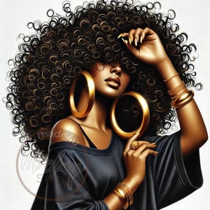 Peut inclure: Une femme aux cheveux bouclés, foncés et volumineux porte un chemisier noir et des bijoux en or. Elle porte de grandes boucles d'oreilles créoles en or, des bracelets en or et une bague en or à son doigt.