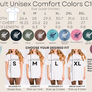 Op de afbeelding: Adult Unisex Comfort Colors C1717 t-shirts in diverse kleuren, waaronder ivoor, zwart en denim. De afbeelding toont een maattabel met afmetingen in inches en modelstatistieken. Kies je gewenste pasvorm.