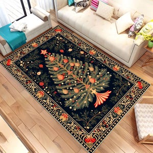 Puede incluir: Una alfombra rectangular con un fondo azul oscuro y un diseño detallado de árbol de Navidad. El árbol está adornado con adornos naranjas y una estrella. La alfombra tiene un borde decorativo con patrones florales y geométricos.