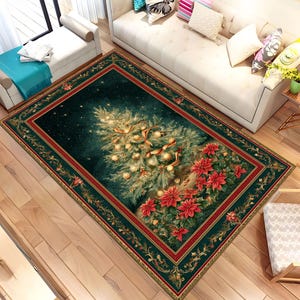 Puede incluir: Una alfombra rectangular con temática navideña que presenta una ilustración detallada de un árbol de Navidad decorado con adornos y cintas doradas. La alfombra tiene un fondo verde oscuro con flores de pascua rojas y un borde decorativo.
