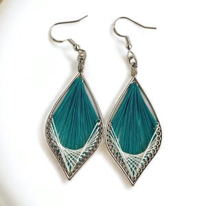 Orecchini di smeraldo, orecchini pendenti, gioielli bicolore eleganti con patina blu, orecchini in filo peruviano color verde acqua, regalo per dire "ti penso".