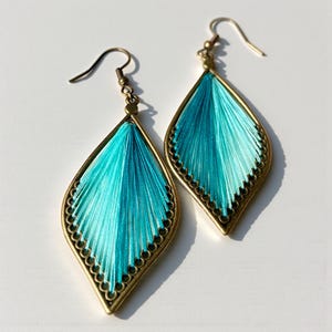 Smaragdfaden-Ohrringe - zweifarbige Ohrhänger, türkisfarbenes Ocean-Vibes, leichter geometrischer Boho-Schmuck