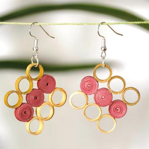 Orecchini pendenti rettangolari in quilling, regalo per moglie, occasioni speciali, uso quotidiano, regalo per il 2° anniversario color bordeaux, orecchini geometrici strani