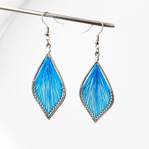Pendientes colgantes azules, pendientes colgantes boho azul brillante, regalo de joyería, pendientes de hilo peruano, regalo navideño único hecho a mano, pendientes boho
