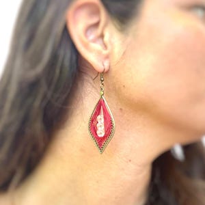 Orecchini a perno rosso scuro: pendente con pietra preziosa di quarzo ialino, fatti a mano