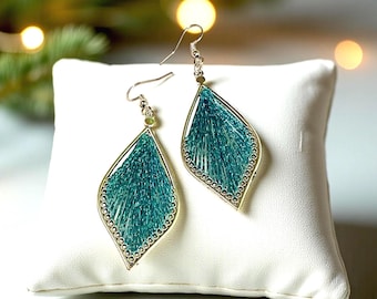 Boucles d'oreilles en fil brillant, bijoux en fil, boucles d'oreilles émeraude scintillantes_ cadeau pour la mère de la mariée, bijoux d'invité du mariage, boucles d'oreilles fantaisistes