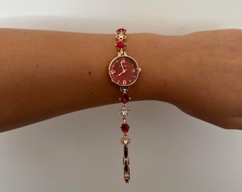 montre de style vintage avec pierres précieuses rouges rubis avec bracelet en or rose, petite montre pour femme, cadeau pour elle, cadeau d'anniversaire, usage quotidien