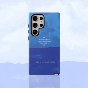Puede incluir: Una funda para teléfono azul y blanca con un diseño de acuarela y el texto "HE REACHED DOWN FROM ON HIGH AND TOOK HOLD OF ME HE DREW ME OUT OF DEEP WATERS."