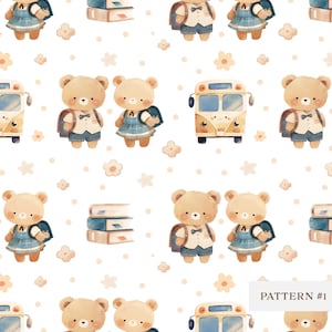 Può includere: Uno schema senza cuciture con illustrazioni ad acquerello di orsacchiotti marroni che indossano uniformi scolastiche, un autobus scolastico giallo e pile di libri. Lo sfondo è bianco con piccoli punti bianchi e fiori marroni chiari.