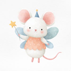 Può includere: Illustrazione ad acquerello di un topo bianco vestito da fata. Il topo indossa un vestito color pesca con pois rosa, ali blu e un cappello da festa blu con una stella dorata. Tiene in mano una bacchetta a stella dorata.