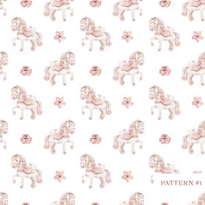 Könnte beinhalten: Ein nahtloses Muster mit Aquarell-Illustrationen von weißen Pferden mit rosafarbenen Sätteln und rosafarbenen Blumen auf weißem Hintergrund. Das Muster ist mit "PATTERN #1" gekennzeichnet.